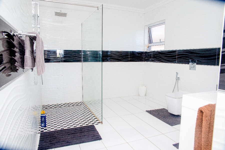 5 Bedroom Property for Sale in Beacon Bay Eastern Cape